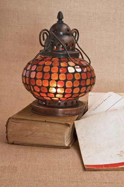 Antiguas lámparas orientales y libros antiguos — Foto de Stock