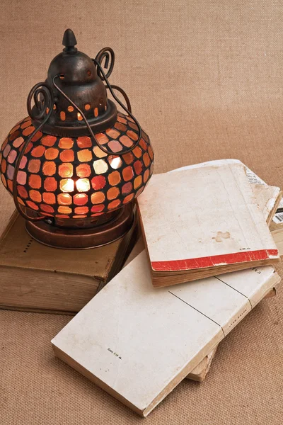 Antiguas lámparas orientales y libros antiguos —  Fotos de Stock