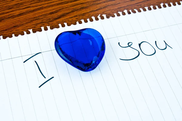 Голубое стеклянное сердце — стоковое фото