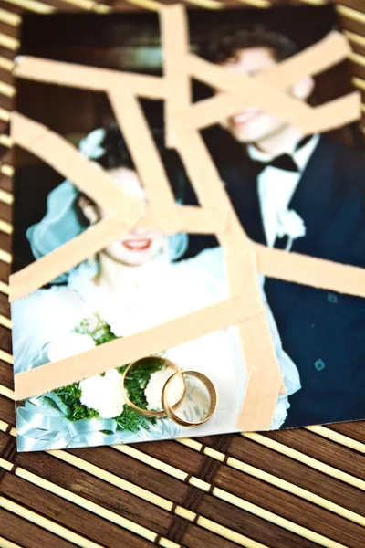 Vigselringar på bröllopsbilder — Stockfoto