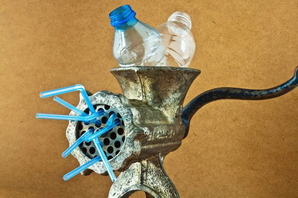 Bottiglie di plastica in un tritacarne — Foto Stock