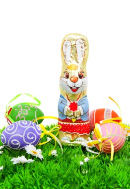 çikolata Paskalya tavşanı ve çimlerin üzerine renkli yumurta