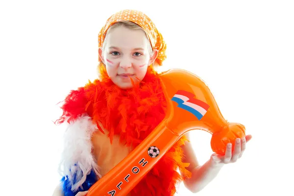 Mädchen posiert mit orangefarbenem Hammer für holländisches Fußballspiel — Stockfoto
