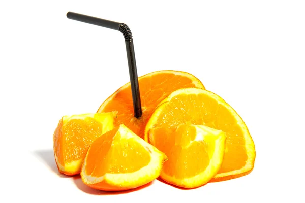 Свіжі помаранчеві частини з соломою — стокове фото