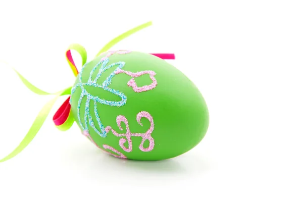 Зеленое украшенное пасхальное яйцо — стоковое фото