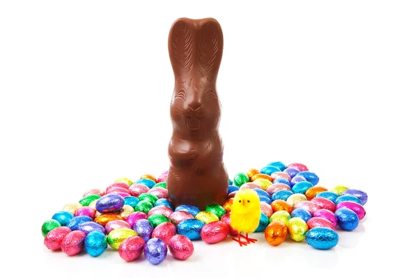 Молочний шоколад великодній кролик та яйця — стокове фото