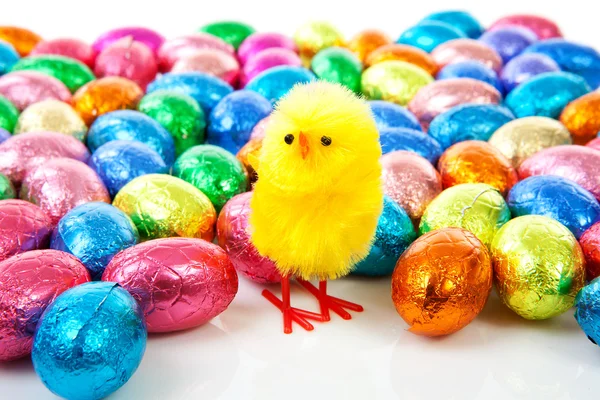 Kuře a barevné velikonoční vajíčka — Stock fotografie