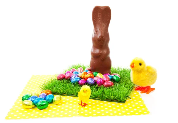 Páscoa: coelho de chocolate e ovos coloridos no guardanapo — Fotografia de Stock