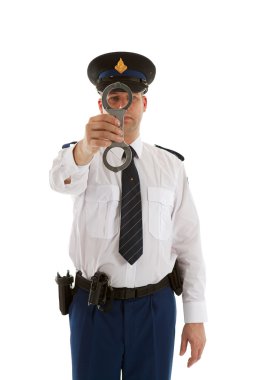 Polis memuru kelepçe gösterilen