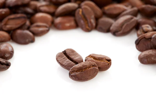 Rostade kaffebönor i närbild — Stockfoto