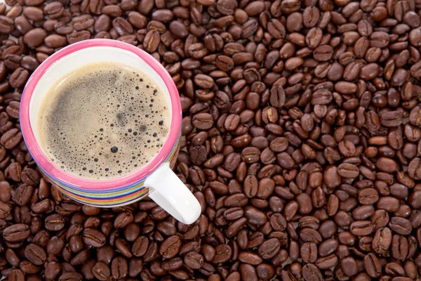 Kaffeetasse und Bohnen — Stockfoto