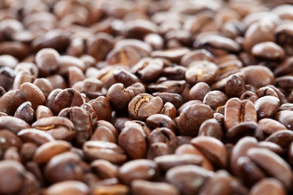 Högen med rostade kaffebönor — Stockfoto