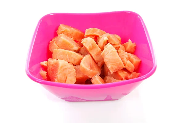 큐브 원시 연어와 그릇 — 스톡 사진