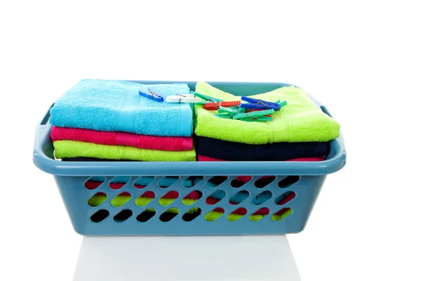 Πλυντήριο καλάθι που γεμίζουν με πολύχρωμο διπλωμένες πετσέτες — Φωτογραφία Αρχείου