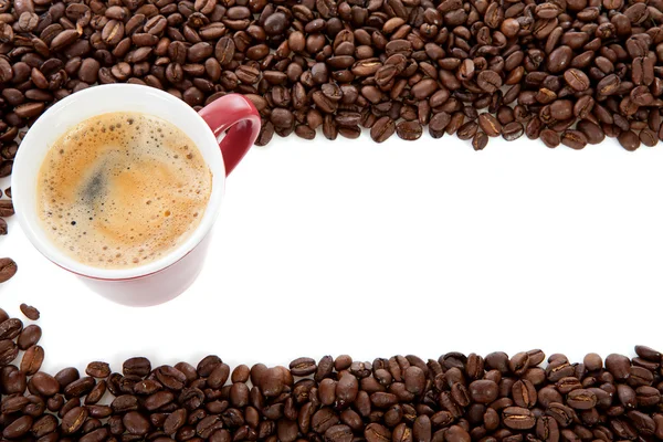 Tasse à café et grains torréfiés — Photo