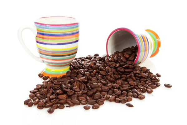 Kaffekoppar och rostade bönor — Stockfoto