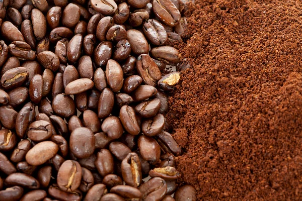 Gemalen koffie en bonen in close-up — Stockfoto