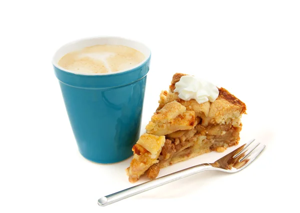Café en taza azul con pastel de manzana rebanada — Foto de Stock
