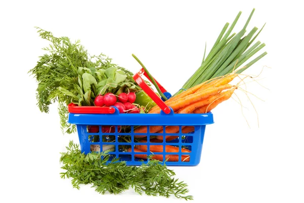Cesta de compras cheia de legumes saudáveis — Fotografia de Stock