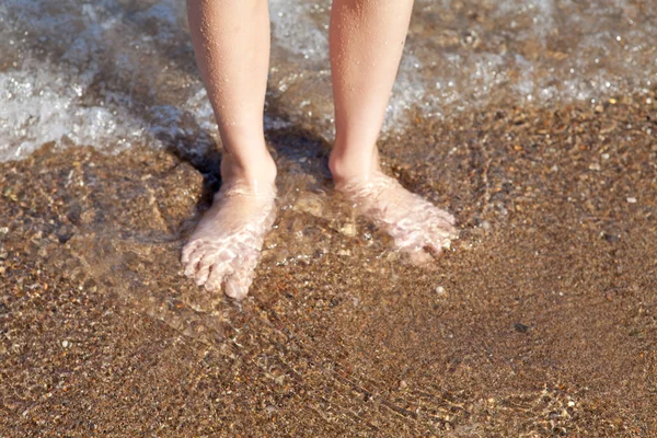 Crianças pés no oceano — Fotografia de Stock
