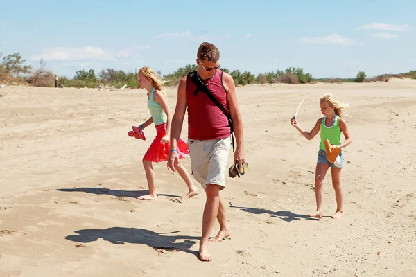 Aile sahilde yürüyor. — Stok fotoğraf