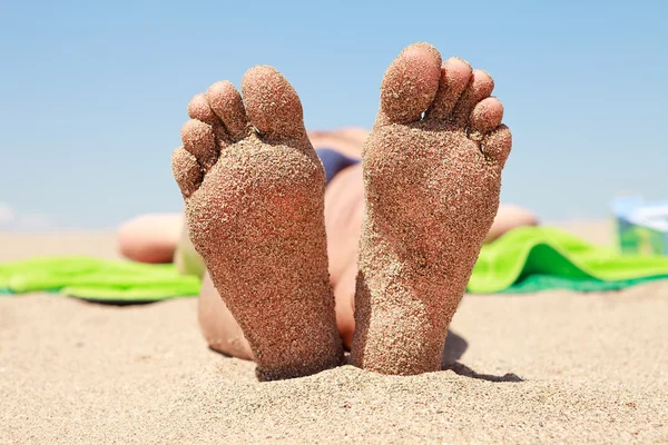 Bottom of male feet covered with sand — Stock Photo, Image