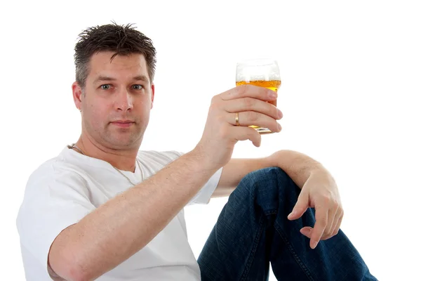 건배, 남자는 홀 짝 맥주와 함께 — 스톡 사진
