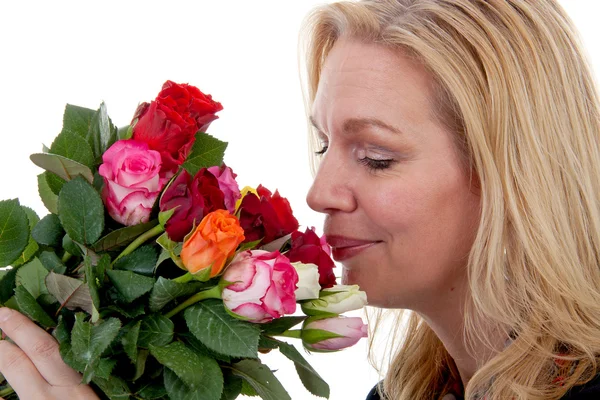 Mulher está cheirando buquê de rosas — Fotografia de Stock