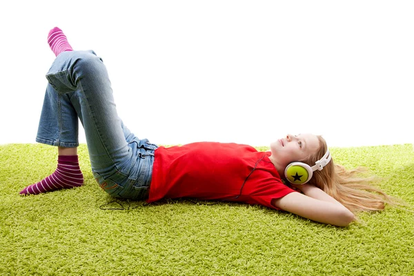 女孩听音乐用耳机上 — 图库照片