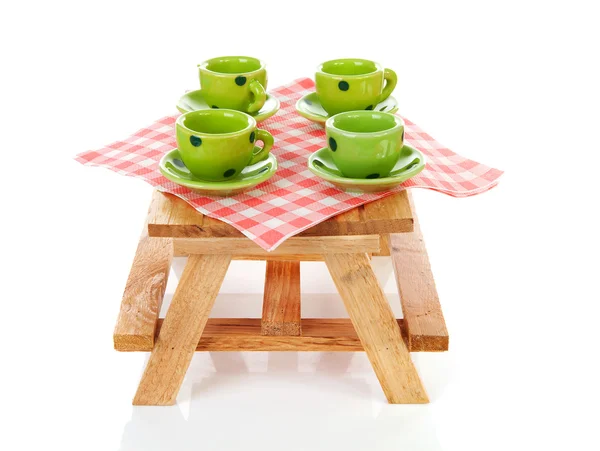 Picknickbord med gröna prickade tablewear — Stockfoto