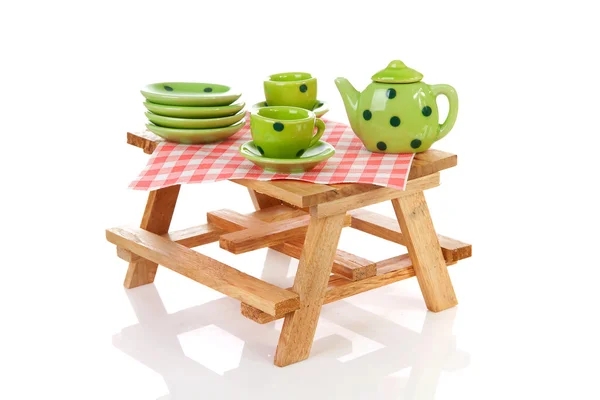 Mesa de piquenique com mesa pontilhada verde — Fotografia de Stock