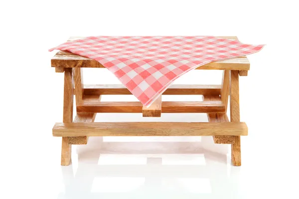 Пустой стол для пикника со скатертью — стоковое фото
