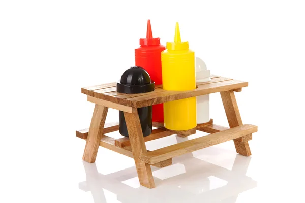 Mesa de piquenique com sal e pimenta — Fotografia de Stock