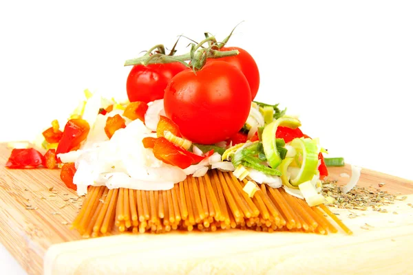 Ingredienti per spaghetti su tagliere di legno — Foto Stock