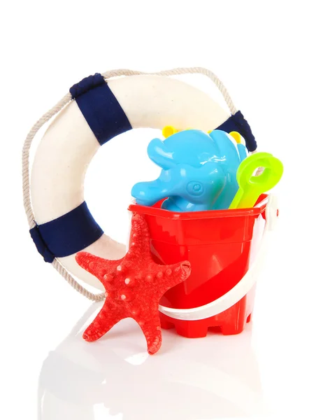 Пляжные игрушки и спасательный круг — стоковое фото