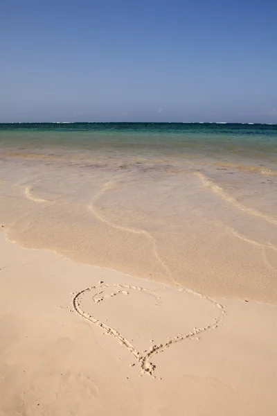 Сердце, втянутое в песок на пляже — стоковое фото