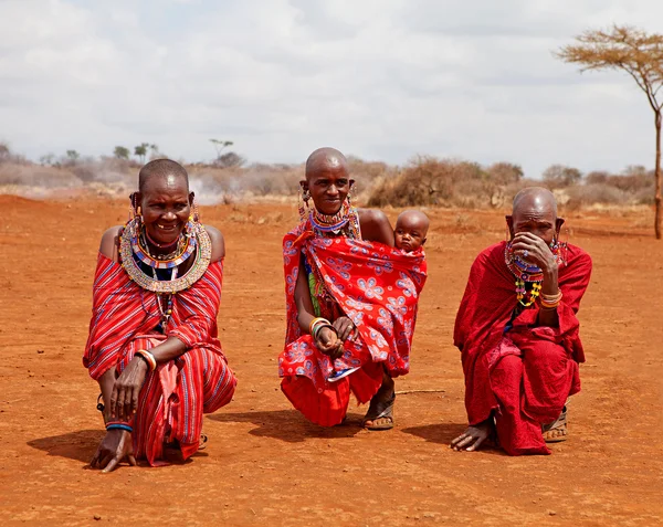 Masai mara, Kenia - lipca-2-2011: niezidentyfikowane afrykańskich kobiet z — Zdjęcie stockowe