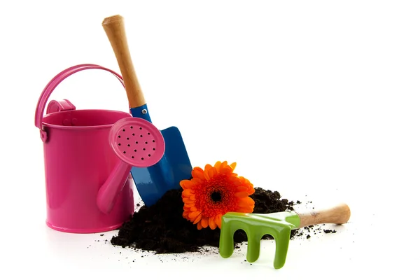Красочные садовые инструменты и черная почва — стоковое фото