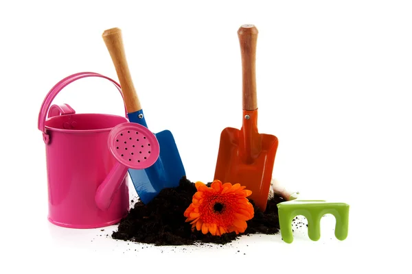 Красочные садовые инструменты и черная почва — стоковое фото