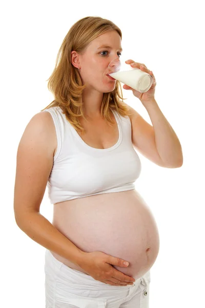 Pregante Frau trinkt Milch — Stockfoto