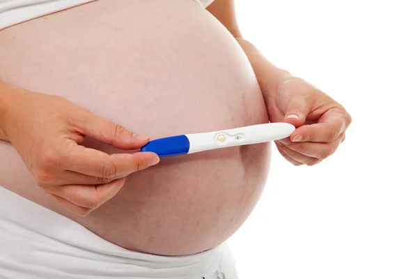 Mulher está segurando teste de gravidez — Fotografia de Stock
