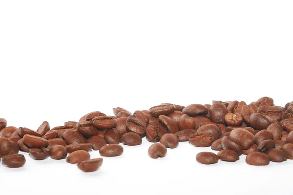 Granos de café marrón sobre el fondo blanco — Foto de Stock