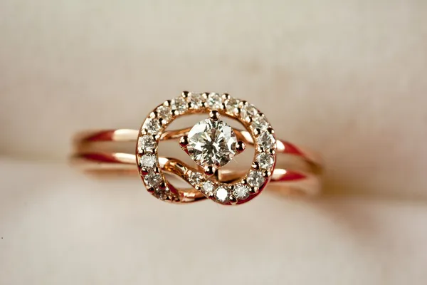 Złoty pierścionek — Zdjęcie stockowe