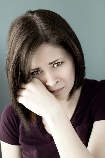 Smutná mladá žena pláče — Stock fotografie