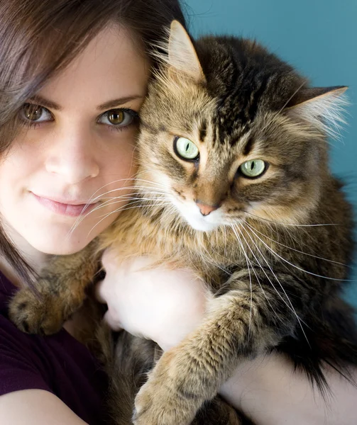 Молодая женщина с домашним котом — стоковое фото