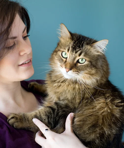 Ung kvinna med husdjur katt — Stockfoto