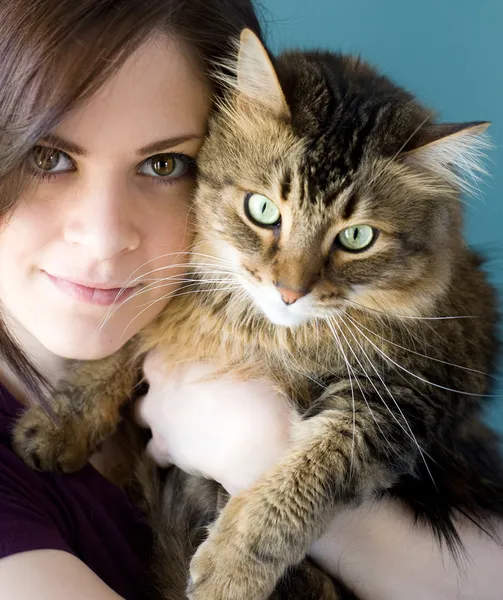Νεαρή γυναίκα με γάτα κατοικίδιων ζώων Φωτογραφία Αρχείου