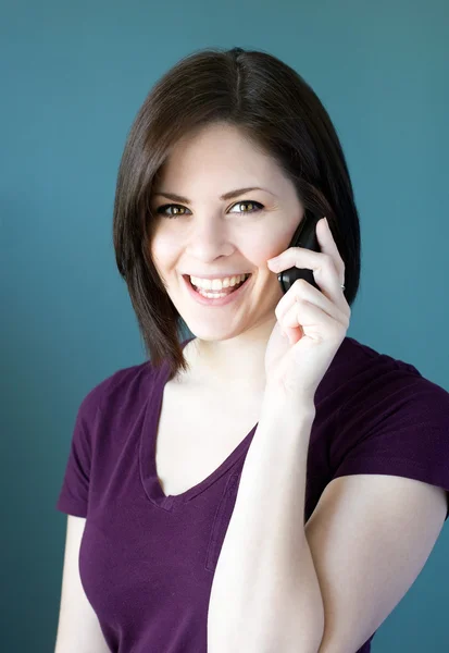 전화를 하는 젊은 여자 — 스톡 사진