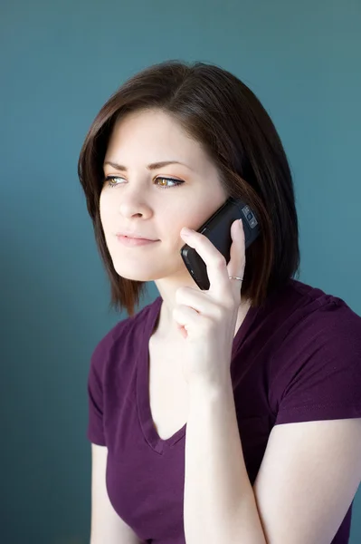 Jonge vrouw aan de telefoon — Stockfoto