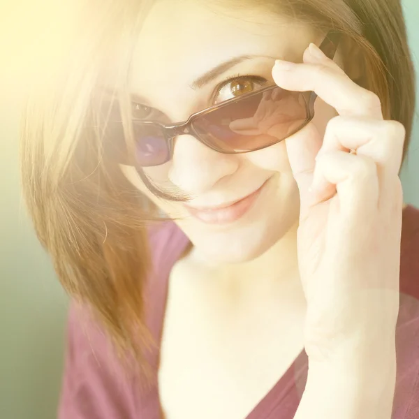 Ung flicka i solglasögon — Stockfoto